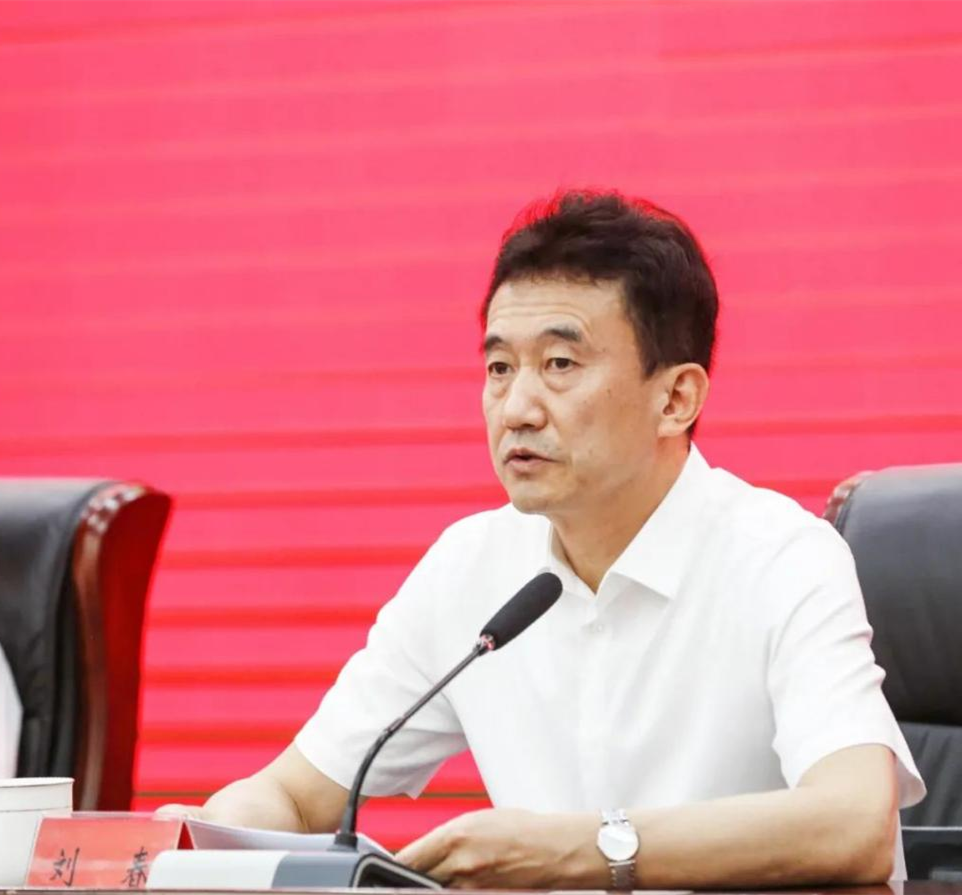 刘春同志作离任发言,他表示坚决拥护省委省政府的决定,并对徐钧同志和