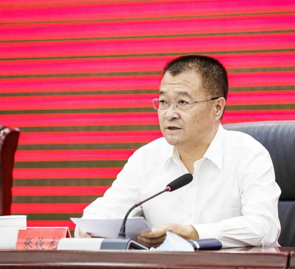 干部大会上,省委组织部干部五处处长路标宣布任免决定:徐钧同志任山西