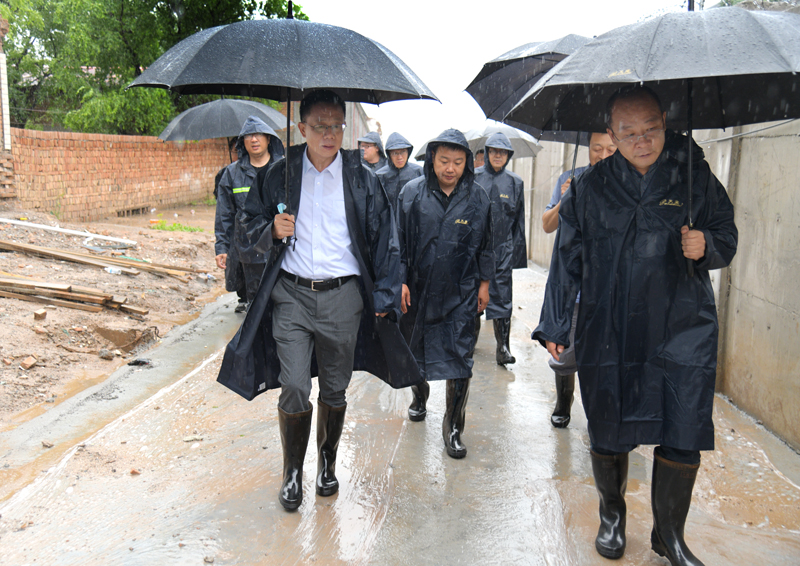 山西大学校长黄桂田冒雨调研东山校区防汛工作及校园建设情况 - 上游