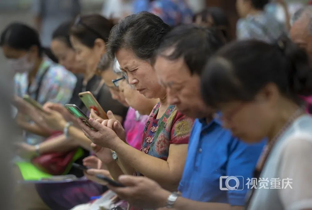 重慶瞭望丨困在手機裡的老年人