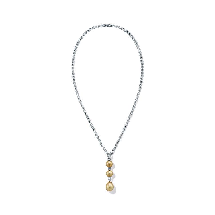 铂金镶嵌圆形南海金色珍珠及狭长形和圆形钻石（钻石总计11.47克拉）吊坠，来自Tiffany & Co. 蒂芙尼2018 Blue Book高级珠宝系列.jpg