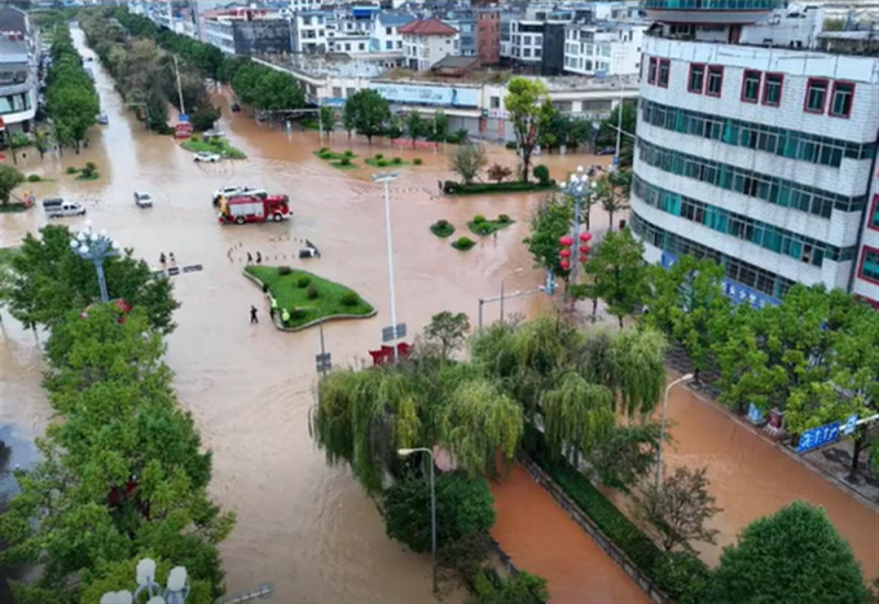 受强降雨影响,泸西县城内多路段积水成河,有道路积水已经没过轿车轮胎