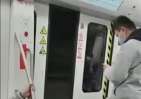 大连地铁回应“车门自动打开”：系发生机械故障无法闭合，向乘客道歉