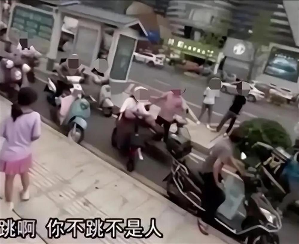 警方称会依法处理围观跳楼起哄者_合肥北城一男子跳楼身亡_龙溪山庄跳楼身亡