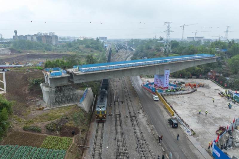 渝昆高铁全线首座转体桥在川成功转体-上游新闻 汇聚向上的力量