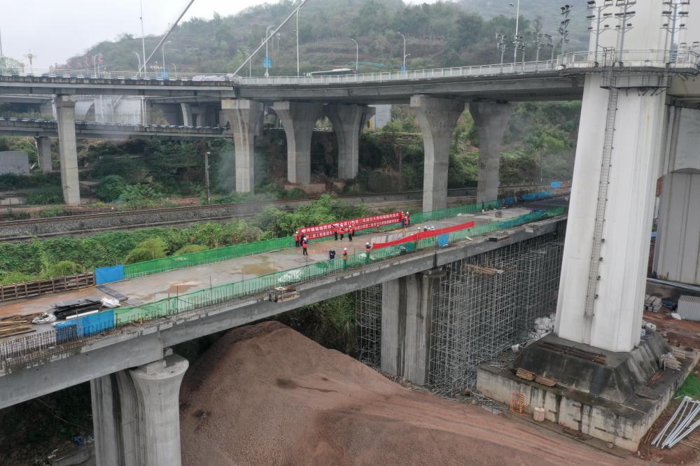 3月29日,在成渝铁路改造工程会溪口四变二线道岔大桥施工现场,工作
