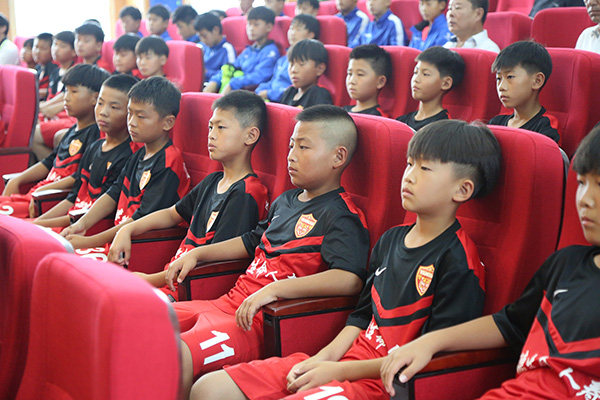 人民日报:足球青训国内将打造大区,欧洲南美将