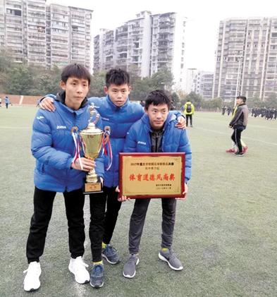 重庆校园足球人口三年从2万增长到50万 - 上游