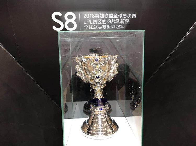 S8全球总冠军奖杯、雅加达亚运会电竞金牌亮