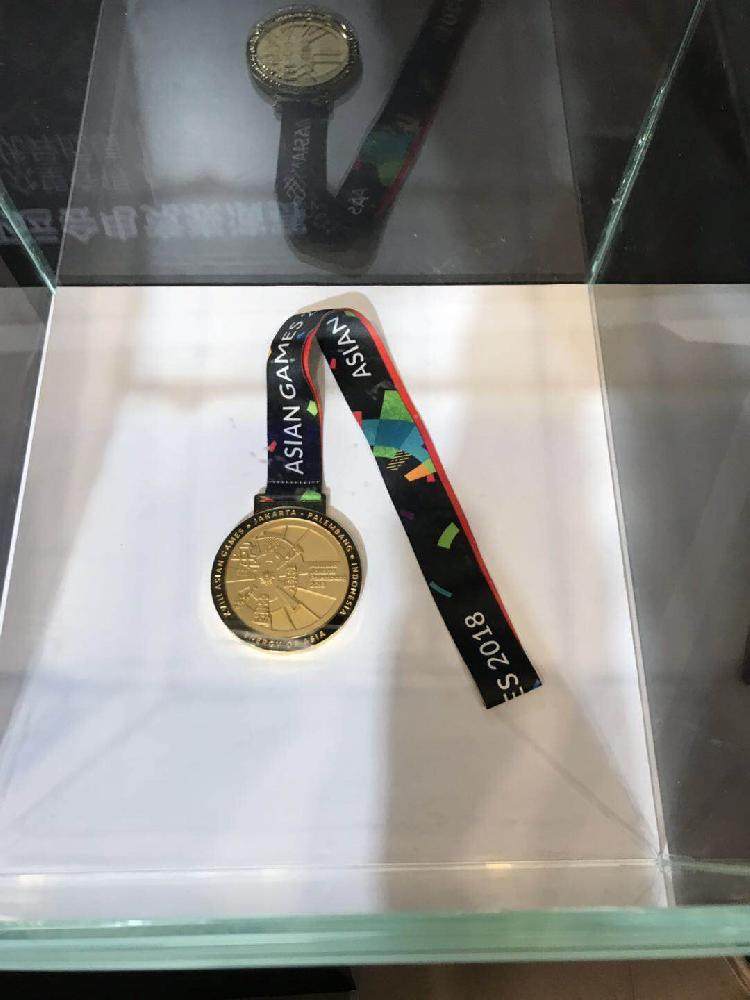 S8全球总冠军奖杯、雅加达亚运会电竞金牌亮