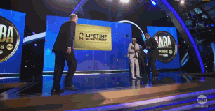 2025nba颁奖典礼：字母哥荣膺常规赛mvp_NBA颁奖典礼 常规赛MVP 字母哥阿德托昆博