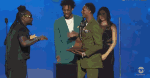 2025nba颁奖典礼：字母哥荣膺常规赛mvp_NBA颁奖典礼 常规赛MVP 字母哥阿德托昆博