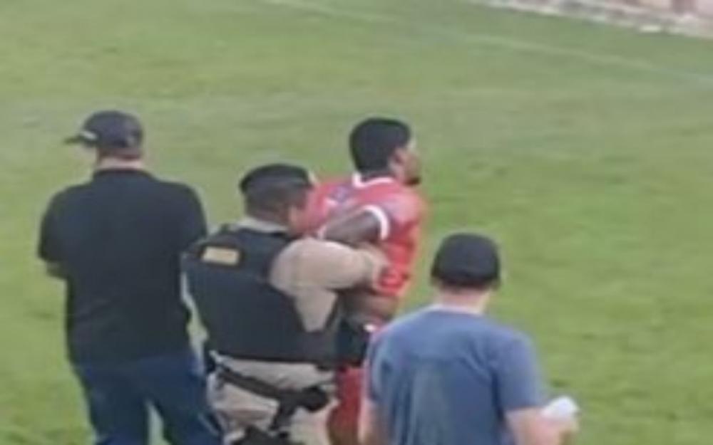 巴西足坛惊人一幕：警察竟冲进球场逮捕了门将