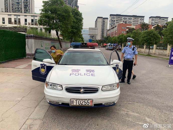 考生忘带准考证求助交警_交警帮考生取准考证_监考老师忘带监考证