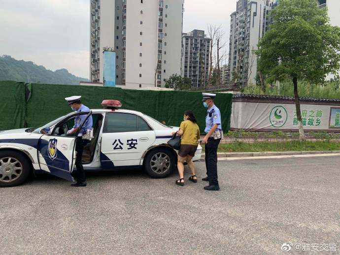 交警帮考生取准考证_监考老师忘带监考证_考生忘带准考证求助交警