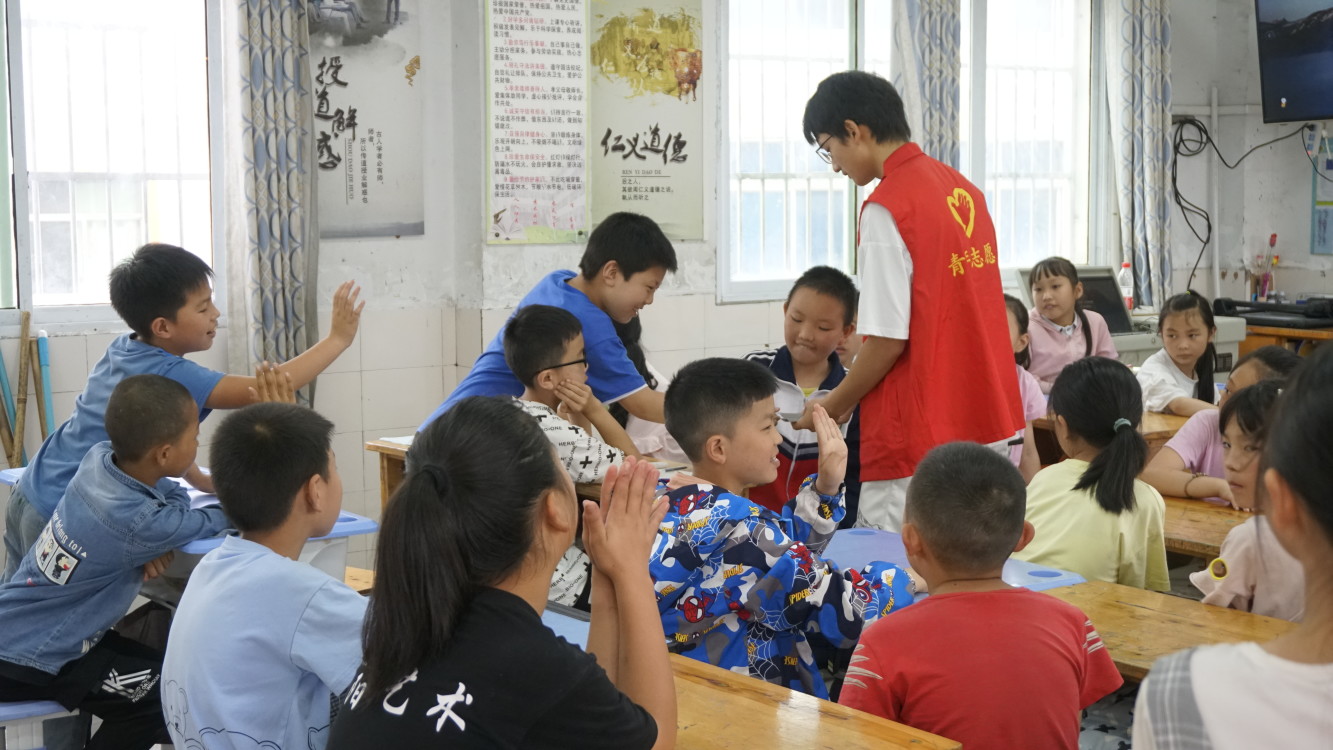 志愿者任豪与同学们的课堂互动-马宇卓 摄