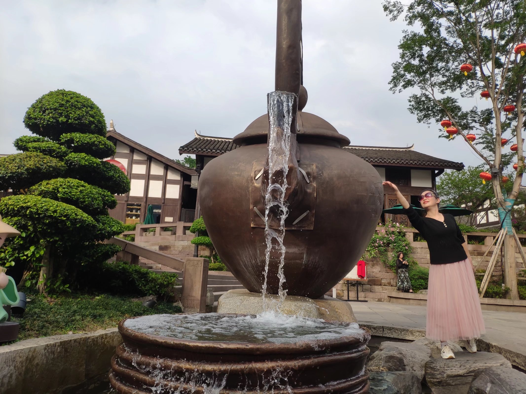 重庆磁器口古镇现巨型大茶壶高度35米茶壶采用紫铜