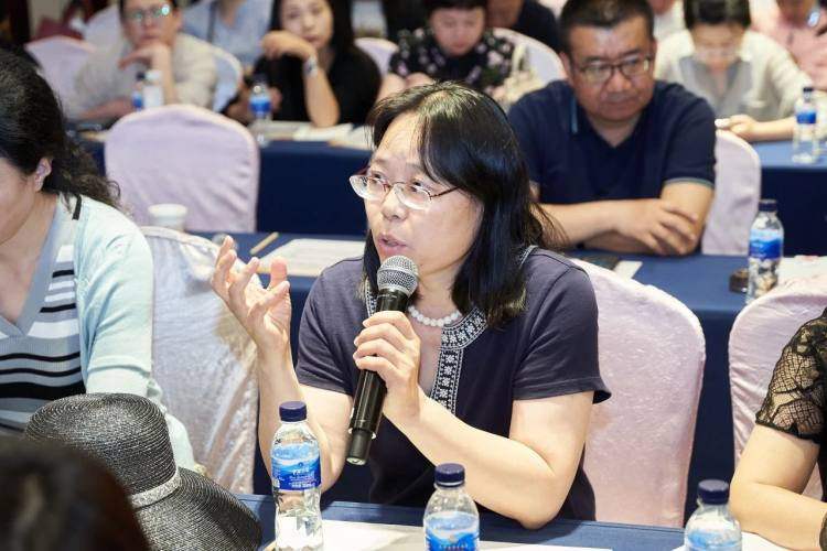 在大咖视角环节,山西省人民医院李红霞教授,山西医科大学第一医院