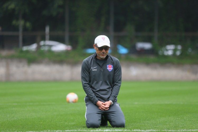 张外龙第三次执教重庆队_足球报：张外龙这几年一直关注铜梁龙，冲超后他独坐良久_重庆铜梁龙足球俱乐部新任主教练张外龙