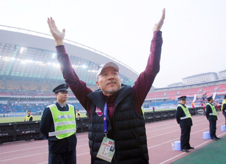 张外龙第三次执教重庆队_重庆铜梁龙足球俱乐部新任主教练张外龙_足球报：张外龙这几年一直关注铜梁龙，冲超后他独坐良久