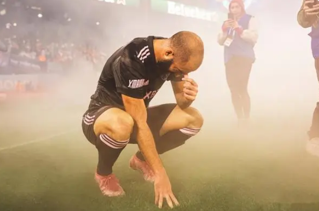 本泽马金球奖_伊瓜因退役_曝36岁本泽马本赛季后退役 一代传奇前锋告别？