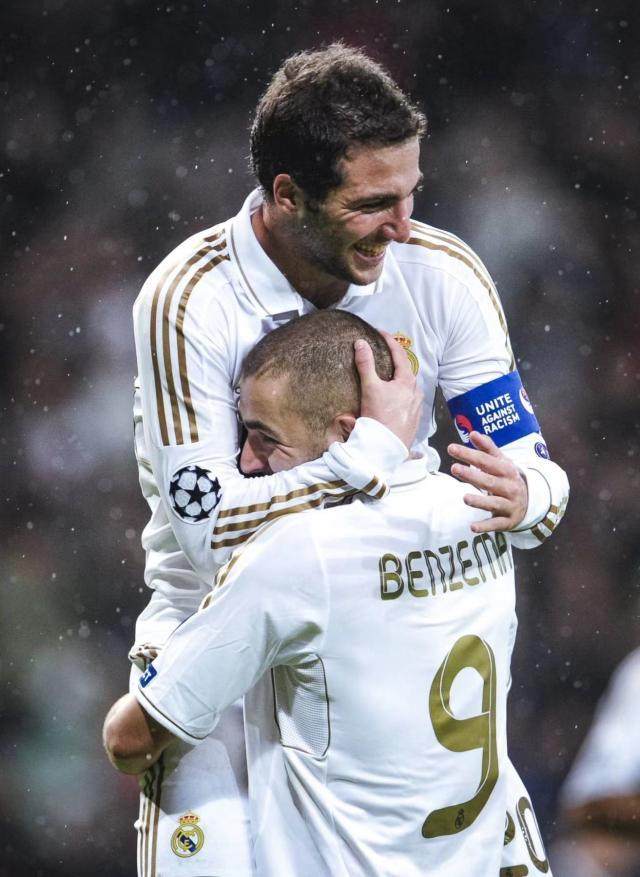 曝36岁本泽马本赛季后退役 一代传奇前锋告别？_本泽马金球奖_伊瓜因退役