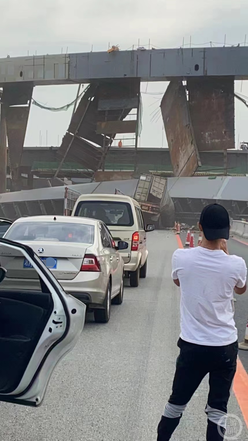 广东中山在建高架桥钢箱梁掉落砸中货车，1人受伤送医