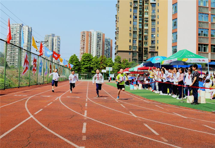 田径场上青春闪耀,金鹏实验小学校第九届体艺节圆满举行