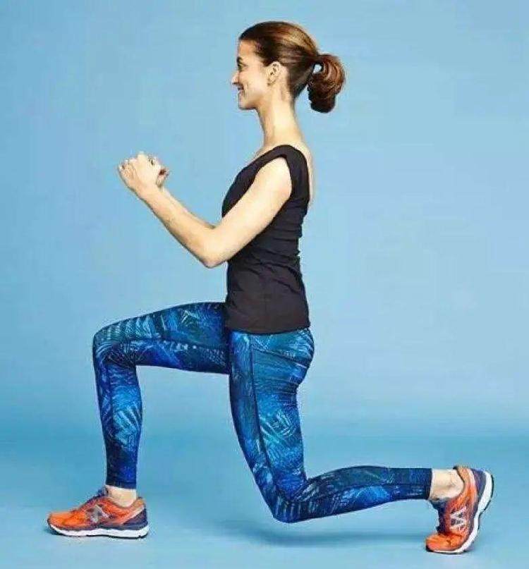 动作二 :弓箭步下蹲 双脚站立与肩同宽; 左脚向前迈一步,双腿屈膝