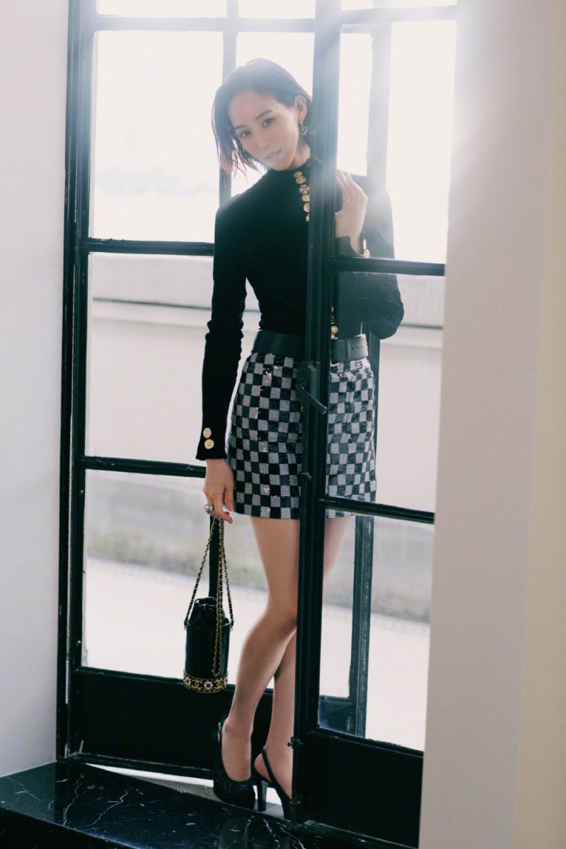 上游时尚|张钧甯黑丝绒上衣搭配格纹亮片短裙,复古又摩登,美的不费力