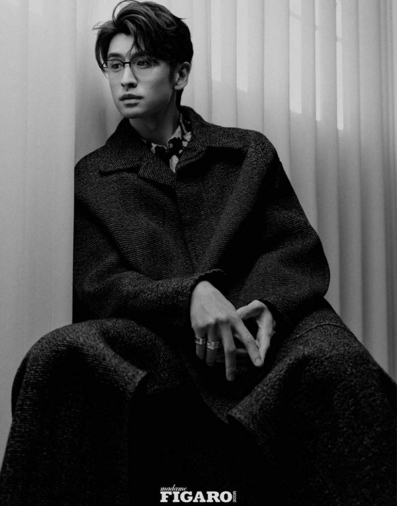 上游时尚张云龙大衣配眼镜造型帅气有型