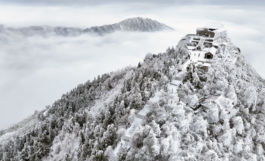 12月2日,湖南省衡阳市拍摄的南岳衡山雪景