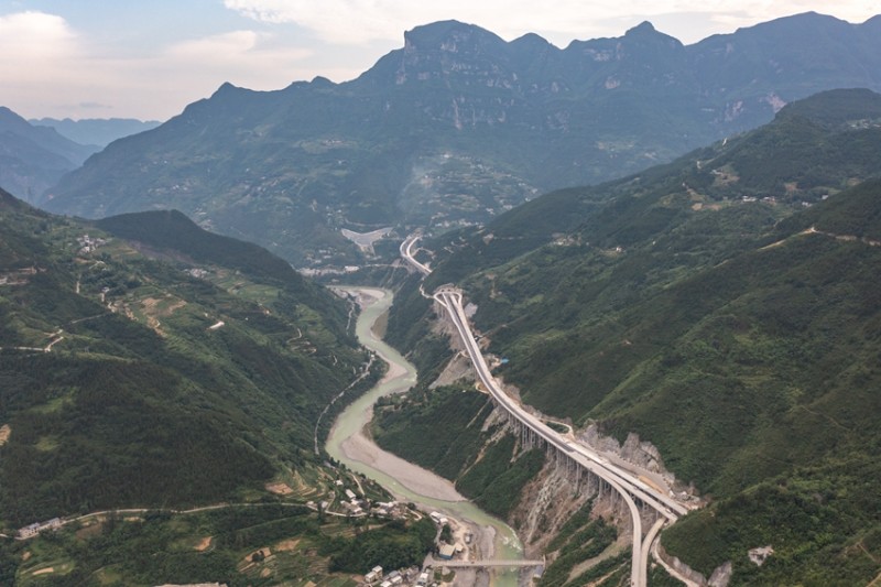 国家高速公路网银百高速g6911巫溪至镇坪段在确保安全的前提下,合理