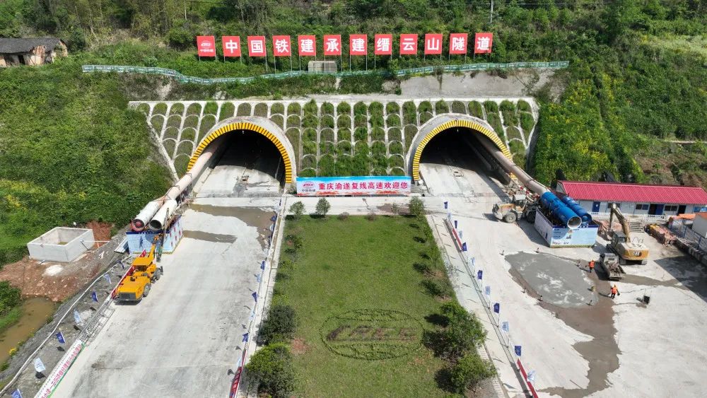 2023年4月20日,在建的渝遂高速复线缙云山隧道掘进逼近2000米