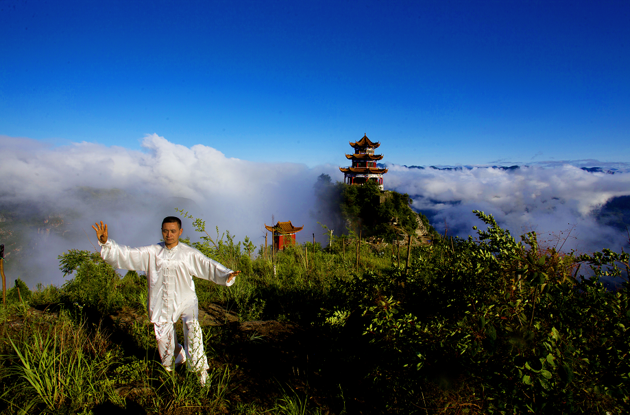 在漫山紅葉中打太極是一種怎樣的體驗?