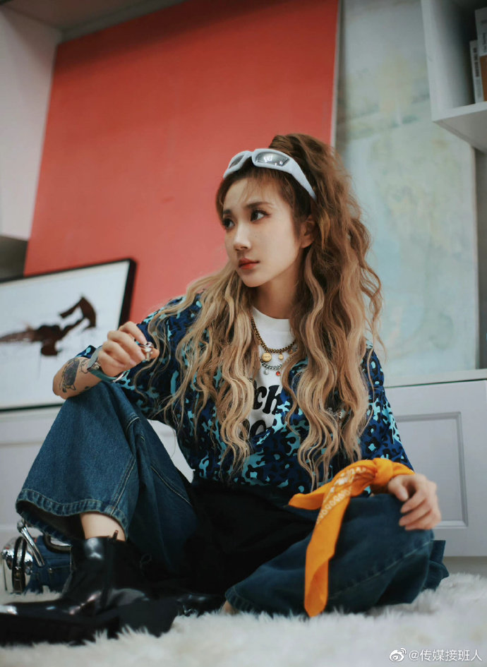 乃万新歌评论区在线怼capper粉丝内容引网友猜测