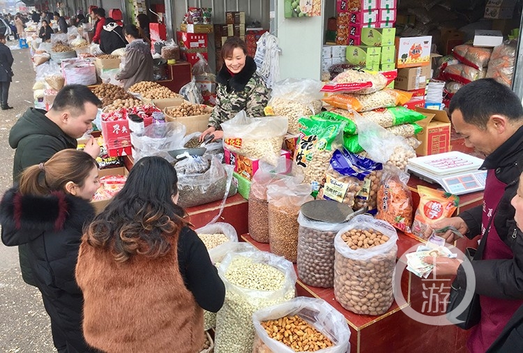 2月5日,重庆双福国际农贸城水果市场,品种繁多的干果成为节前市民采购