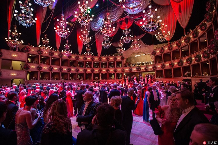 舞者裙裾翩跹唯美浪漫 第62届维也纳歌剧院舞会开幕