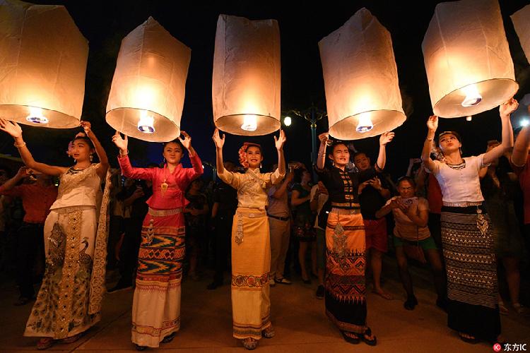 当日,西双版纳傣族自治州为庆祝傣历1380年新年节,在景洪市澜沧江边