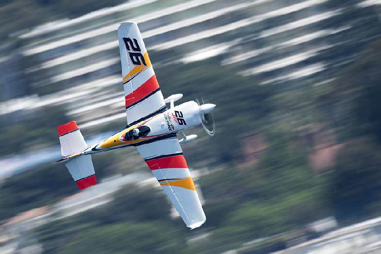 直击红牛特技飞行赛现场 看各国飞机空中炫技