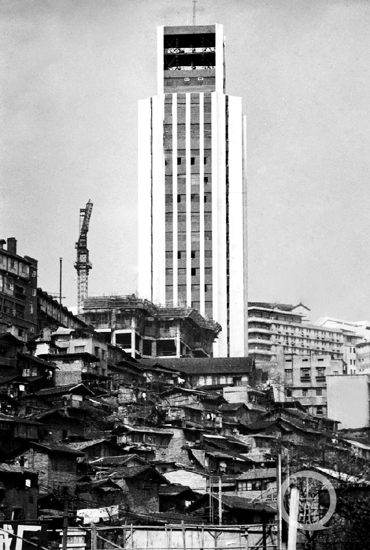 1994年,重庆市中区南区路旁电业局大厦,大厦与周边的老房子形成鲜明的