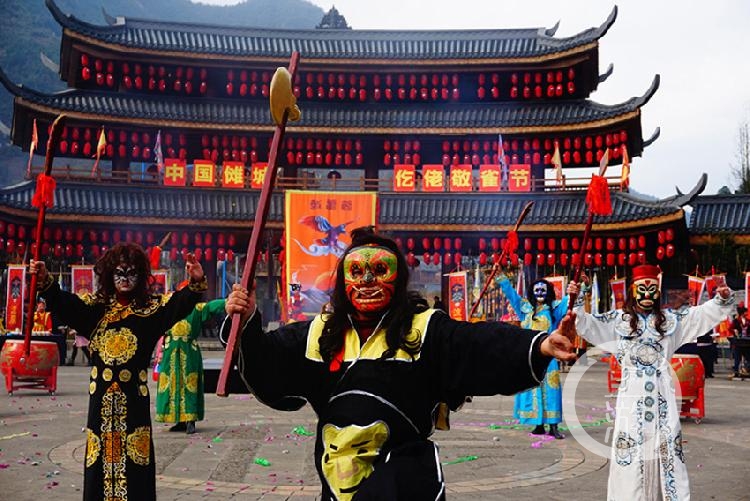 据了解,高台舞狮,是仡佬族民俗文化的一朵奇葩,是仡佬族民间传统绝技