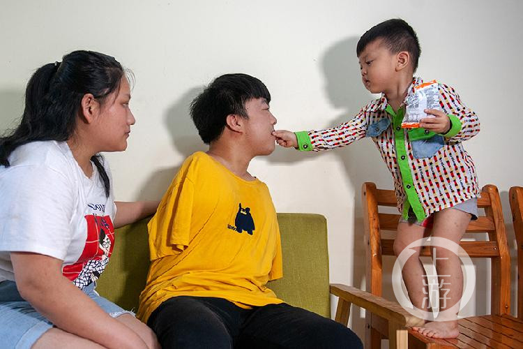 刘洪刚带领儿子散步. 上游新闻特约记