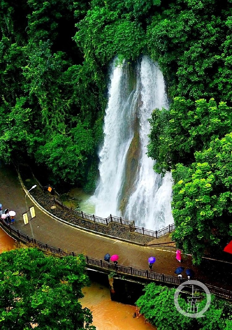 南泉飞泉从天降 仙女洞中飞泉来