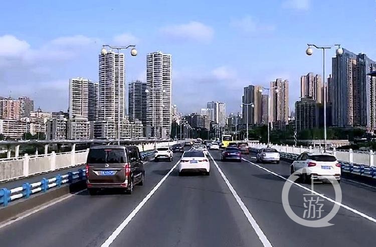 重庆主城阳光普照,车水马龙.