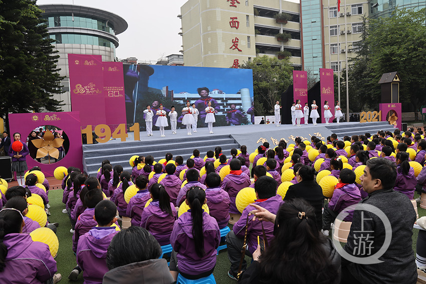 12月16日,重庆市江北区玉带山小学迎来建校80年,同学们跳起欢快的舞蹈