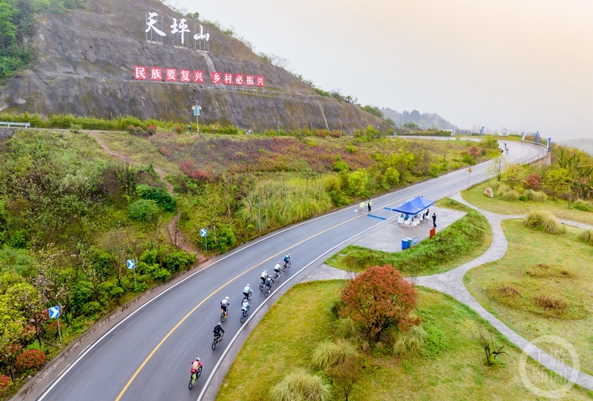 第十二届重庆天坪山自行车赛在巴南二圣镇开赛
