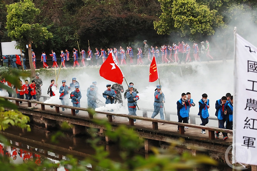 磨炼意志 小学生"重走长征路 上游新闻·汇聚向上的力量