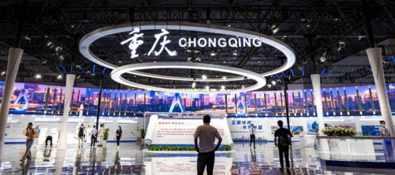 记者 张锦辉 摄/视觉重庆▲嘉宾在西洽会现场参观.