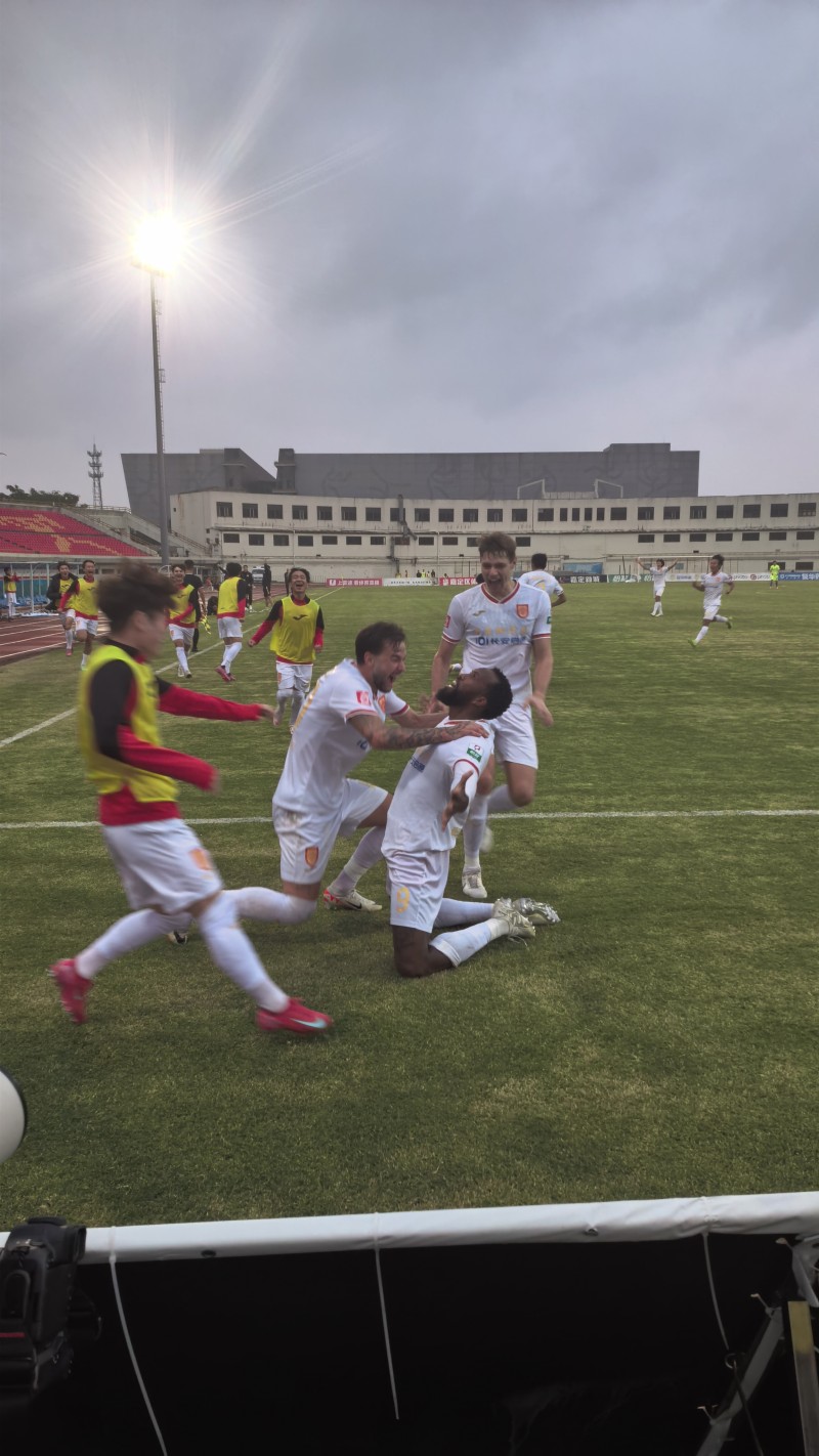 重庆铜梁龙中甲联赛冲超故事_重庆铜梁龙冲超历程_足球报：张外龙这几年一直关注铜梁龙，冲超后他独坐良久